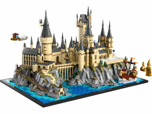 LEGO Kasteel Zweinstein en terrein 76419 met torens, rotsen en meer op een zwarte basis