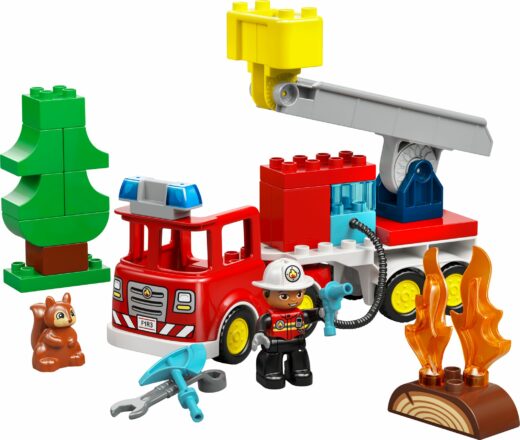 Brandweertruck met slang en brandweerman