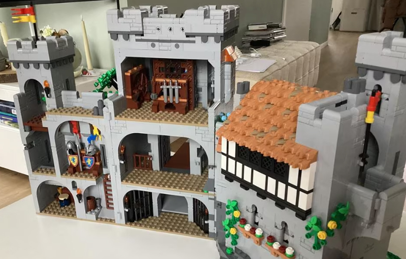 Review LEGO Lion Knights Castle
