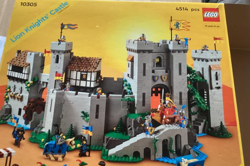 LEGO Lion Knights’ Castle 10305