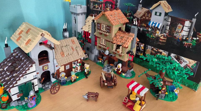 LEGO Icons Medieval Town Square 10332 dorpsplein
